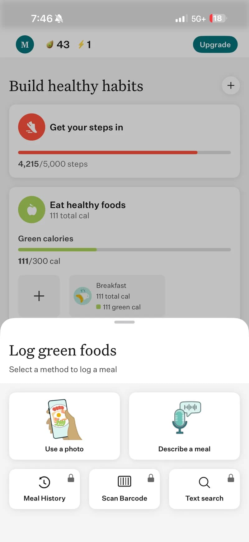 Noom — قائمة 'تسجيل الأطعمة الخضراء' مع ٥ خيارات: استخدام صورة (مجاني)، وصف وجبة (مجاني)، سجل الوجبات (مغلق)، مسح الباركود (مغلق)، البحث النصي (مغلق). ثلاثة من أصل خمسة طرق تسجيل تتطلب اشتراكاً مدفوعاً.