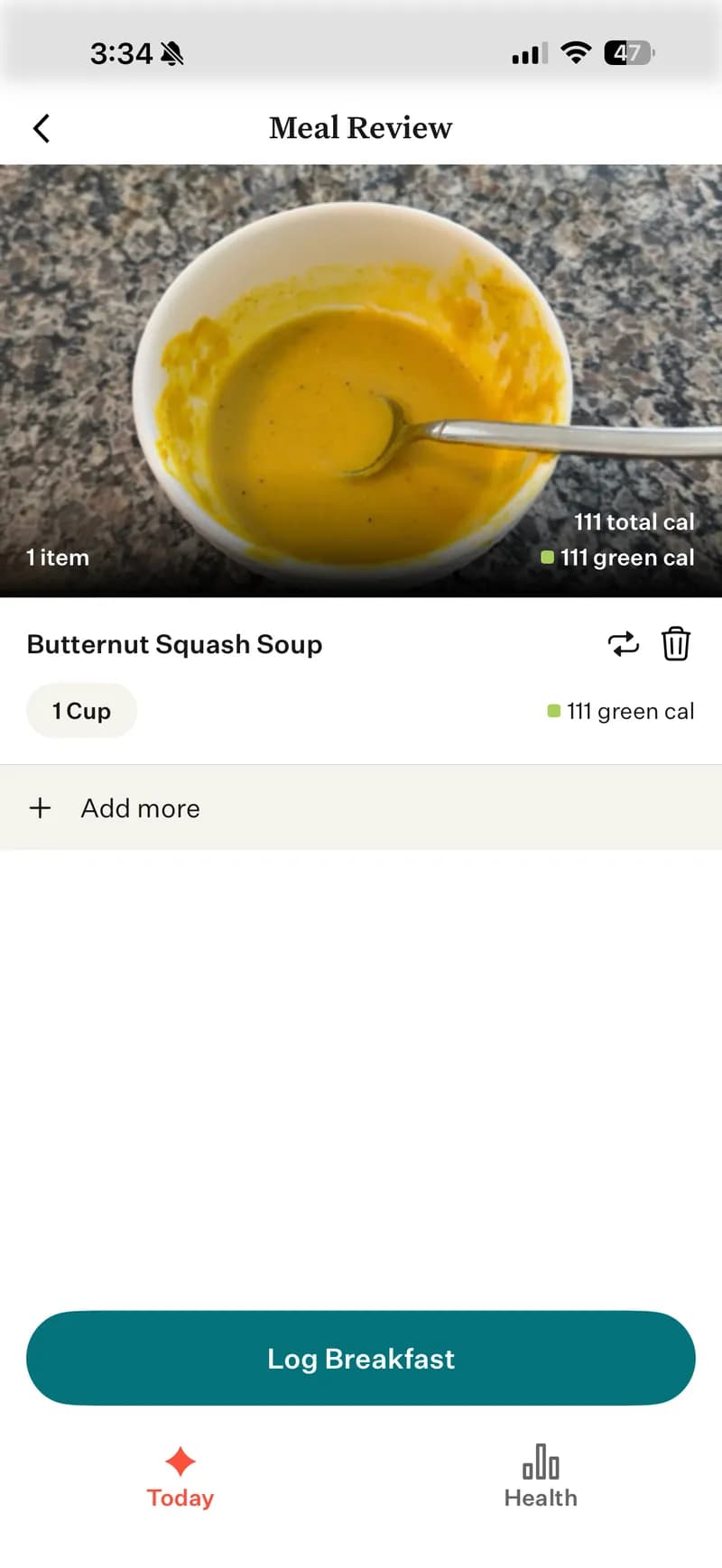 Noom — شاشة مراجعة الوجبة تظهر حساء اليقطين (١١١ سعرة، ١١١ سعرة خضراء، ١ كوب). يتم تصنيف الطعام حسب كثافة الألوان بدلاً من الماكروز الدقيقة. لا يوجد تفصيل للبروتين أو الدهون أو الكربوهيدرات.