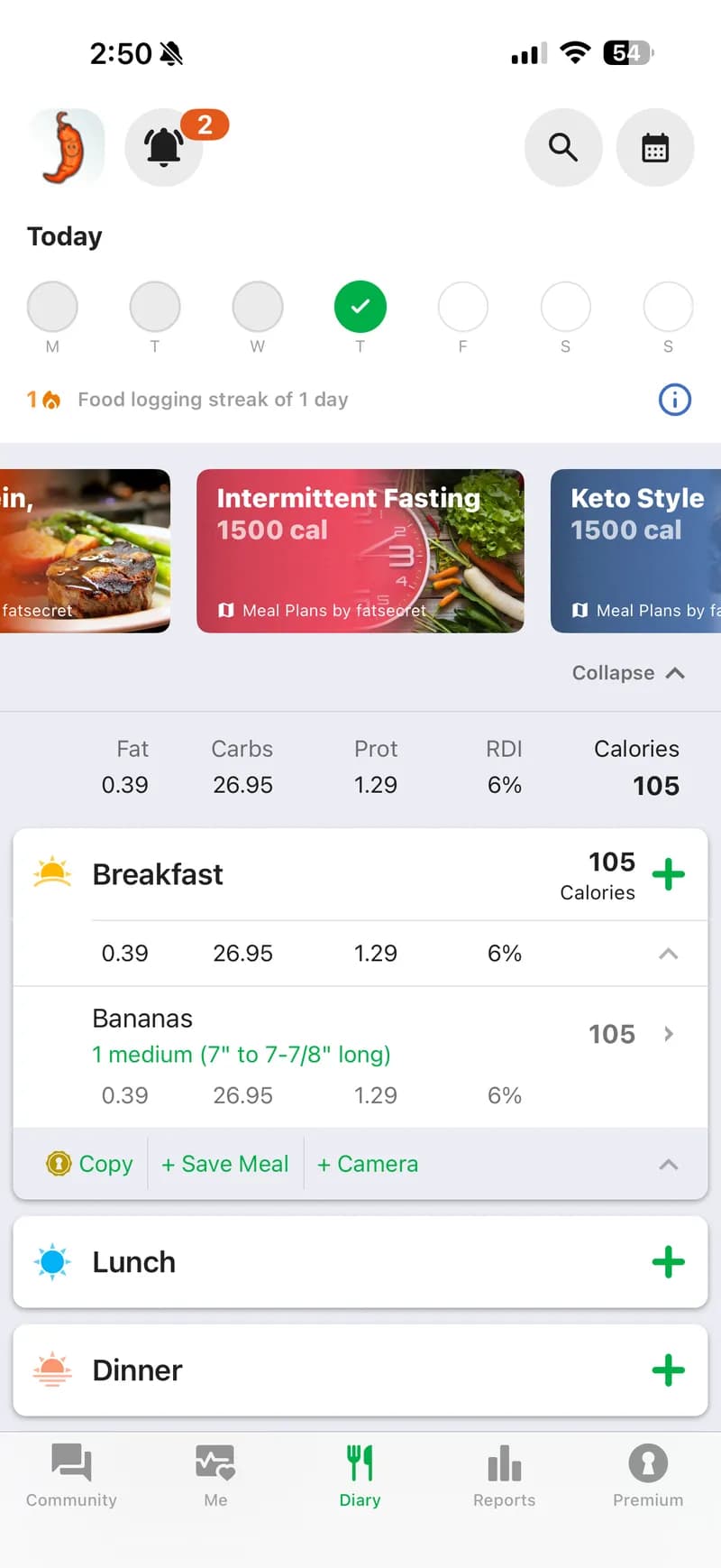 FatSecret — تم تسجيل موزة كـ "١ متوسطة (٧ إلى ٧-٧/٨ بوصة طولاً)" تظهر ١٠٥ سعرة حرارية، ٠.٣٩ جم دهون، ٢٦.٩٥ جم كربوهيدرات، ١.٢٩ جم بروتين، ٦٪ من الاحتياج اليومي. مفصل ولكنه يدوي تماماً.