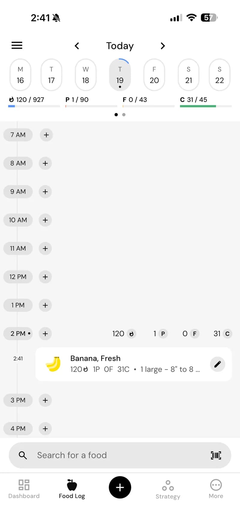 سجل طعام MacroFactor — تنسيق الجدول الزمني بالساعة. تم تسجيل الموز في الساعة 2:41 مساءً (120 سعرة، 1 بروتين، 0 دهون، 31 كربوهيدرات). تقوم بالبحث وتسجيل كل عنصر يدوياً.