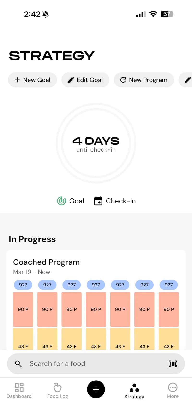 صفحة الاستراتيجية في MacroFactor — البرنامج الموجه: '4 أيام حتى المراجعة'، أهداف ثابتة (927 سعرة، 90 بروتين، 43 دهون). التعديلات تحدث تلقائياً. لا توجد محادثة تدريبية.